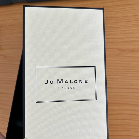 Jo Malone Box and Holiday Shopping Bag - Picture 2 of 11